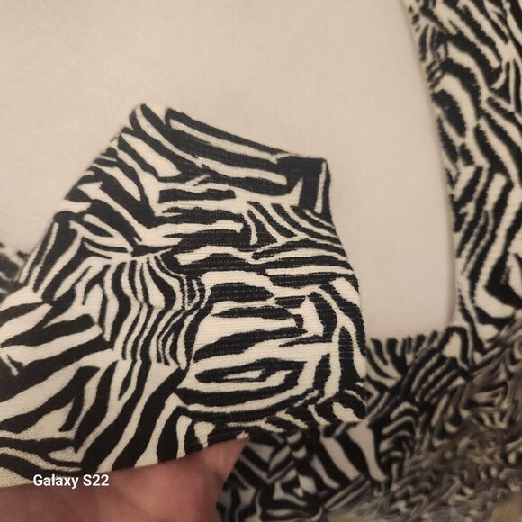 Michael Kors V-neck High Low Print Sweater. NWT. Size Large - Picture 5 of 12